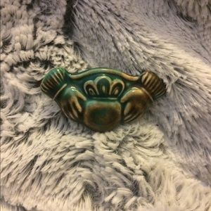 ☘️💚 VTG 1970s Ceramic Claddagh Brooch